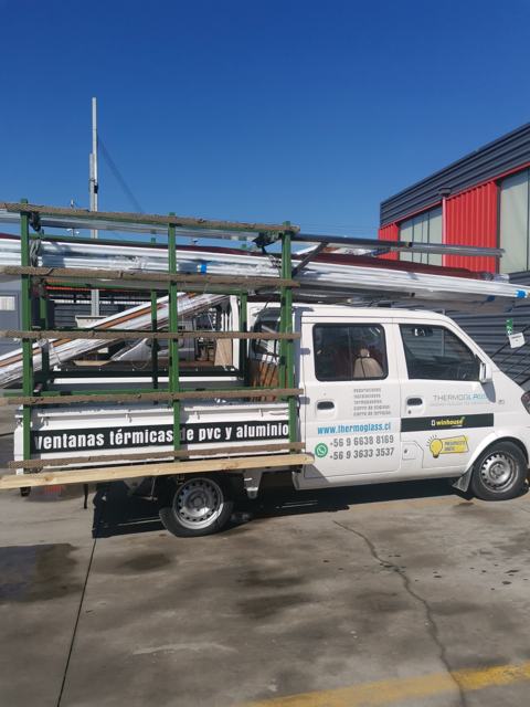 Camioneta de Thermoglass cargada con perfiles para despacho