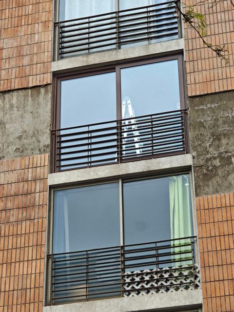 Ventana corredera de PVC instalada en departamento de edificio