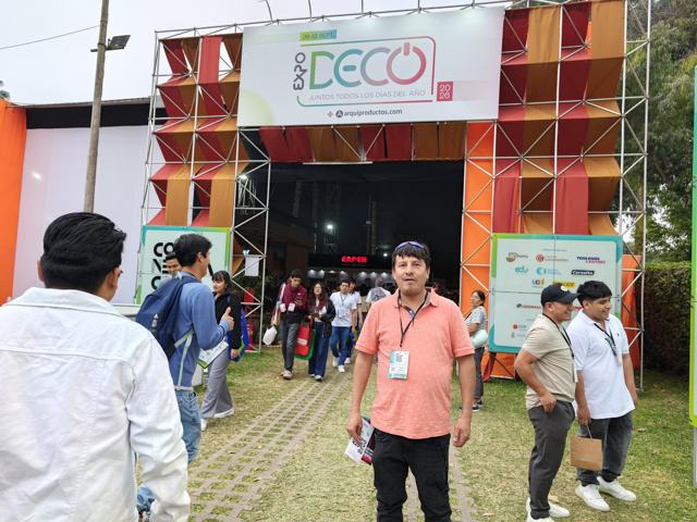 Ricardo Zuzunaga en la entrada de Expo Deco 2026 en Lima